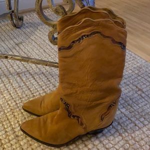 Vintage Zodiac boots Size 6.5  Beautiful feather trim design. Color Carmel boots